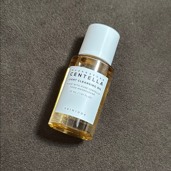 3/$18 Madagascar Centella Light Cleansing Oil travel size - Picture 1 of 5